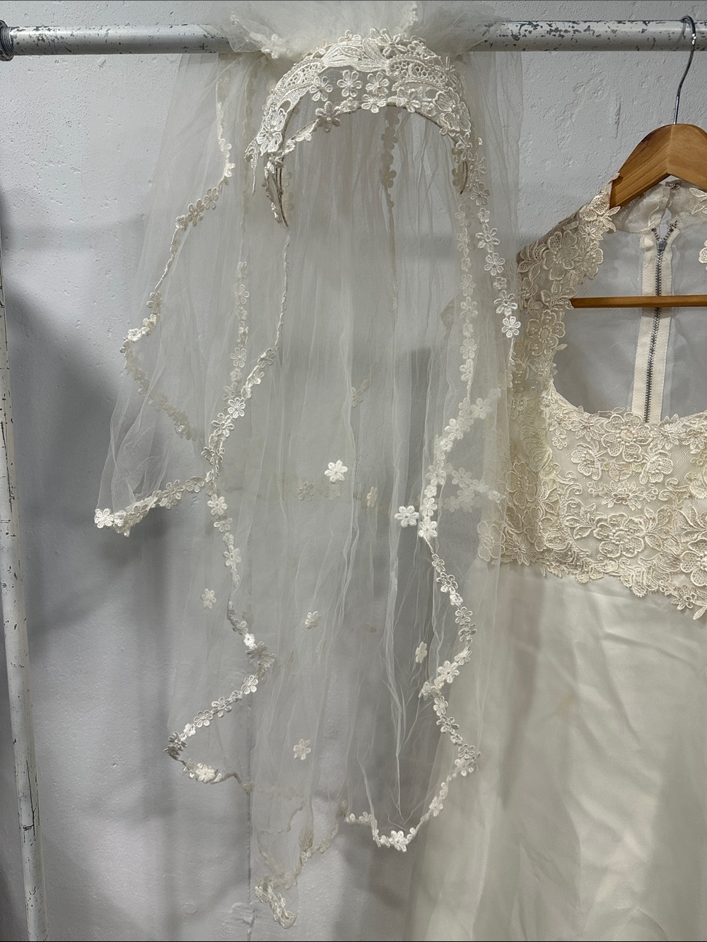 Vintage Ivory Lace wedding Dress lace veil - Picture 11 of 13